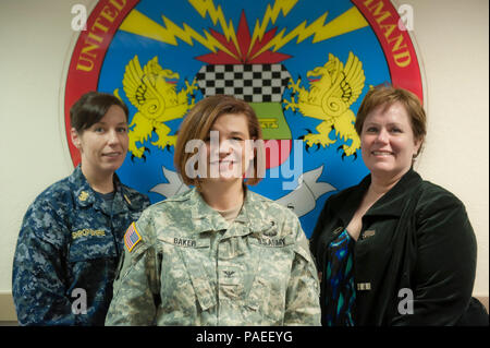 Us-Armee Oberst Kristin Baker, Mitte, Joint Intelligence Operations Center Europe, analytische Zentrum Commander, U.S. Navy Master Chief Petty Officer Shannon Shropshire, Links, JIOCEUR Analytischen Zentrum älterer Soldat Führer, und der Abteilung für Verteidigung zivile Carla MacMullen, JIOCEUR Analytischen Zentrum Stellvertreter, arbeiten zusammen in einer alle weiblichen Befehl die vier gemeinsamen Dienstleistungen, Zivilisten zu führen, DoD-Mitarbeiter und ihre Angehörigen an RAF Molesworth, Vereinigtes Königreich. (Foto mit freundlicher Genehmigung von Cesar Vargas) Stockfoto