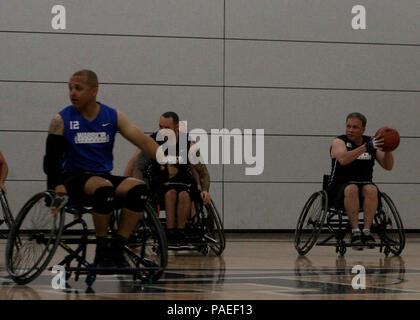 Marine/Küstenwache Teammitglied, pensionierter Lt Rikey Bennett, der Aurora, Colorado befiehlt den Ball während einer Partie Rollstuhl-Basketball gegen Team Luftwaffe 14 Mai 2013 Krieger Spiele. Die Krieger Spiele umfasst Wettbewerbe im Bogenschießen, Radfahren, sitzende Volleyball, schießen, Schwimmen, Leichtathletik und Rollstuhl-Basketball. Das Ziel der Krieger Spiele ist nicht unbedingt zu die erfahrensten Athleten zu identifizieren, sondern um das unglaubliche Potential der Verwundeten Krieger durch Leistungssport zu demonstrieren. Mehr als 200 Verletzte, kranke oder verletzte Service-Mitglieder aus den USA und Großbritannien arm Stockfoto