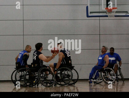 Marine/Küstenwache Teammitglied, pensionierter Explosive Ordnance Disposal 1. Klasse John Kremer von Buford, Georgia, bereitet sich auf den Ball während einer Partie Rollstuhl-Basketball gegen Team Luftwaffe 14 Mai 2013 Krieger Spiele zu schießen. Die Krieger Spiele umfasst Wettbewerbe im Bogenschießen, Radfahren, sitzende Volleyball, schießen, Schwimmen, Leichtathletik und Rollstuhl-Basketball. Das Ziel der Krieger Spiele ist nicht unbedingt zu die erfahrensten Athleten zu identifizieren, sondern um das unglaubliche Potential der Verwundeten Krieger durch Leistungssport zu demonstrieren. Mehr als 200 Verletzte, kranke oder verletzte se Stockfoto