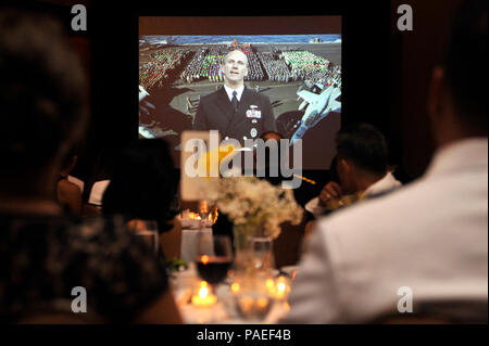 Service Mitglieder, Familien und Freunde sehen Sie ein Video Nachricht vom Chef der Naval Operations (CNO) Adm. Jonathan Greenert während der Hawaii Marine Ball 2014 im Sheraton Hotel in Waikiki. Bei seinem Geburtstag Nachricht, Greenert erklärte, dass das diesjährige Thema ist über erinnern und danke ich jenen, die Matrosen und Service Mitglieder unterstützen, und zu wissen, dass der Erfolg der Marine erreicht hat nicht allein hätte getan werden können. Stockfoto