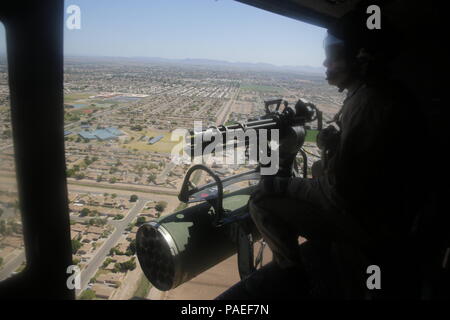 Us Marine Corps Sgt. Nathan Roeller, Crew Chief mit Marine Light Attack Helicopter Squadron 367 (HMLA-367) betreibt einen GAU-17 auf Ein UH-1Y Venom während einer schießwesen Verfeinerung Übung, in der Nähe von Yuma, Ariz., 30. März 2016 montiert. Das schießwesen Verfeinerung Übung wurde zur Unterstützung von Waffen und Taktiken Instructor Kurs (WTI 2-16). WTI ist ein 7 Woche Schulungsveranstaltung durch Marine Aviation Waffen und Taktiken Squadron (MAWTS-1) Kader gehostet werden. MAWTS-1 bietet standardisierte Advanced Tactical Training und Zertifizierung der Ausbilder Qualifikationen zu Marine Aviation Training und die Bereitschaft, Unterstützung und Stockfoto