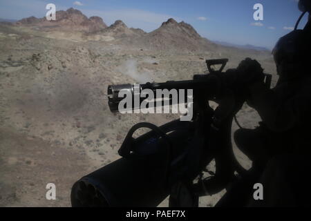 Us Marine Corps Sgt. Nathan Roeller, Crew Chief mit Marine Light Attack Helicopter Squadron 367 (HMLA-367) Brände ein GAU-17 auf Ein UH-1Y Venom während einer schießwesen Verfeinerung Übung, in der Nähe von Yuma, Ariz., 30. März 2016 montiert. Das schießwesen Verfeinerung Übung wurde zur Unterstützung von Waffen und Taktiken Instructor Kurs (WTI 2-16). WTI ist ein 7 Woche Schulungsveranstaltung durch Marine Aviation Waffen und Taktiken Squadron (MAWTS-1) Kader gehostet werden. MAWTS-1 bietet standardisierte Advanced Tactical Training und Zertifizierung der Ausbilder Qualifikationen zu Marine Aviation Training und Bereitschaft unterstützen und als Stockfoto