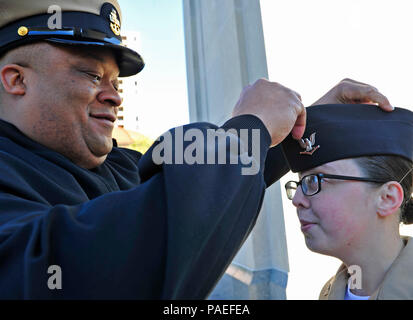 NEWPORT NEWS, Virginia (30. März 2016) - Senior Chief Quartermaster Daniel Jackson, zugeordnet zu den Pre-Commissioning Unit Gerald R. Ford (CVN 78), passt die Quartiermeister 3. Klasse Audrey Jacksons' Abdeckung während der Werbeaktion Zeremonie am Siegestor in Newport News, Virginia war Jackson verdienstvoller während Ihrer Zeit an Dritte Klasse Petty Officer aufgrund ihrer wissenschaftlichen Leistungen erweiterte bei "A" Schule. (U.S. Marine Foto von Mass Communication Specialist Seaman Ryan Carter/Freigegeben) Stockfoto