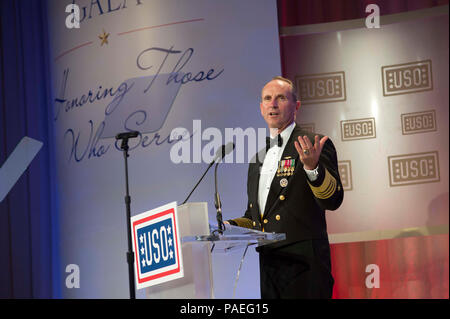 Leiter der Naval Operations (CNO) Adm. Jonathan Greenert spricht an der 2014 USO jährlichen Gala in den Dienst der viele Männer und Frauen in Uniform, ihrer Familien und der 29.000 Freiwilligen, die die USO zu ehren. Außergewöhnlicher Service Mitglieder aus jedem Zweig der Service waren im Laufe des Abends, und in diesem Jahr USO Segler des Jahres honoree geehrt wird die Beseitigung von Explosivstoffen Techniker 1. Klasse Troy A. Comer für die Rettung der Service Mitglieder durch Bombe Neutralisation Techniken in Afghanistan sowie die Rettung von Mutter und Kind aus einem brennenden Gebäude. Stockfoto