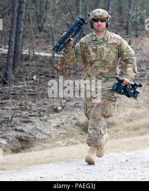 Us Air Force Senior Airman Jacob Albers, 1. Bekämpfung der Kamera Squadron Luftkampf Broadcaster aus Joint Base Charleston, S.C., trägt seine Kamera Ausrüstung während Waffen und Taktiken Ausbildung im Bereich 16 auf Fort Jackson, S.C., während der übung Scorpion Linse 2016, 4. März 2016. Übung Scorpion Objektiv 2016 ist eine jährliche Fähigkeit zur beruflichen Entwicklung von Air Force 3 N0XX Qualifikation Standards beauftragt, zu überleben und zu bedienen. Personen mit einer "krabbeln, laufen, laufen"-Format der Ausbildung. Der Zweck der Übung ist eine Auffrischungsschulung zu Kamera Personal o Bekämpfung Stockfoto