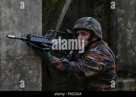 Ein deutscher Soldat des 12 gepanzerte Brigade, 10. Panzerdivision bietet Sicherheit bei der Durchführung städtischer Betrieb Ausbildung während der Übung Sabre der Ausfahrt 16 an der US Army Joint Multinational Readiness Center in Hohenfels, Deutschland, 31. März 2016. Sabre Ausfahrt 16 ist der US-Armee in Europa 173rd Airborne Brigade Combat Training Center Zertifizierung bei den Joint Multinational Readiness Center in Hohenfels, Deutschland, Mar.31-Apr.Ort 24, 2016. Die Übung ist so konzipiert, dass die Bereitschaft der Armee Europa zu bewerten-basierte kampfbrigaden Unified land Operationen durchzuführen, Stockfoto