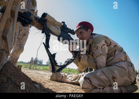 Ein irakischer Soldat eingeschrieben in irakische Sniper School nimmt eine sitzende Position urban Sniper Treffsicherheit im Camp Taji, Irak, 8. März 2016 zu üben. Spanische Soldaten zu Aufgabengruppe 431 zugeordnet, Special Operations Training Command-Iraq, unterrichten, irakische Soldaten dieser Kurs Ihre erweiterte Infanterie Fähigkeiten zu verbessern. Diese Ausbildung ist entscheidend für die irakischen Sicherheitskräfte gegen den Islamischen Staat im Irak und der Levante, wie sie die Arbeit der terroristischen Gruppe wieder zu erlangen. (U.S. Armee Foto von SPC. William Lockwood/Freigegeben) Stockfoto