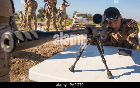 Ein irakischer Soldat eingeschrieben in irakische Sniper School nimmt eine sitzende Position urban Sniper Treffsicherheit im Camp Taji, Irak, 8. März 2016 zu üben. Spanische Soldaten zu Aufgabengruppe 431 zugeordnet, Special Operations Training Command-Iraq, unterrichten, irakische Soldaten dieser Kurs Ihre erweiterte Infanterie Fähigkeiten zu verbessern. Die Schulung ist Teil des gesamten Combined Joint Task Force - inhärenten Building Partner Kapazität mission Lösen die Fähigkeit der irakischen Sicherheitskräfte im Kampf gegen die Islamischen Staat im Irak und der Levante zu erhöhen. (U.S. Armee Foto von SPC. William Lockwood/Freigegeben) Stockfoto