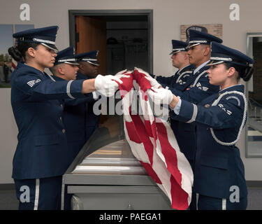 PETERSON AIR FORCE BASE, Colo - die hohe Grenze Ehrengarde Praxis das sechsköpfige Flagge in Gebäude 1465 in der Vorbereitung für einen Besuch von Oberst Douglas Schiess Falten, 21. Space Wing Commander am 14. März 2016. Die Demonstration vorgestellt Ausbildung der Ehrengarde, Fitness, Teamwork, Präzision und militärischen Lager. Stockfoto