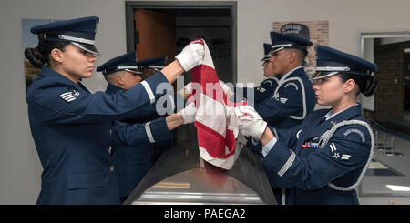 PETERSON AIR FORCE BASE, Colo - die hohe Grenze Ehrengarde Praxis das sechsköpfige Flagge in Gebäude 1465 in der Vorbereitung für einen Besuch von Oberst Douglas Schiess Falten, 21. Space Wing Commander am 14. März 2016. Die Demonstration vorgestellt Ausbildung der Ehrengarde, Fitness, Teamwork, Präzision und militärischen Lager. Stockfoto