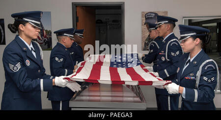 PETERSON AIR FORCE BASE, Colo - die hohe Grenze Ehrengarde Praxis das sechsköpfige Flagge in Gebäude 1465 in der Vorbereitung für einen Besuch von Oberst Douglas Schiess Falten, 21. Space Wing Commander am 14. März 2016. Die Demonstration vorgestellt Ausbildung der Ehrengarde, Fitness, Teamwork, Präzision und militärischen Lager. Stockfoto