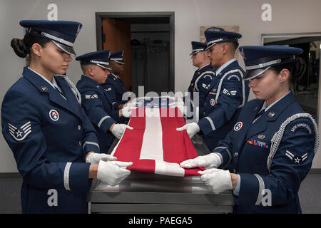 PETERSON AIR FORCE BASE, Colo - die hohe Grenze Ehrengarde Praxis das sechsköpfige Flagge in Gebäude 1465 in der Vorbereitung für einen Besuch von Oberst Douglas Schiess Falten, 21. Space Wing Commander am 14. März 2016. Die Demonstration vorgestellt Ausbildung der Ehrengarde, Fitness, Teamwork, Präzision und militärischen Lager. Stockfoto