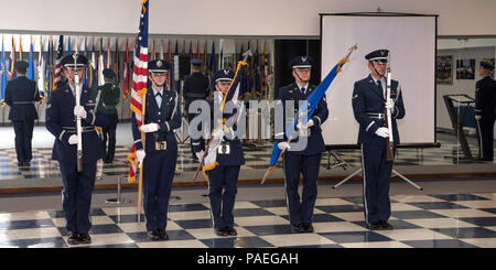 PETERSON AIR FORCE BASE, Colo - die hohe Grenze Ehrengarde Beiträge die Farben bei einer Demonstration für Oberst Douglas Schiess, 21. Space Wing Commander am 1465 März 14, 2016 Gebäude. Die Demonstration der Ehrengarde die Gelegenheit zur Präsentation ihrer Ausbildung, Fitness, Teamwork, Präzision und militärischen Lager. Stockfoto