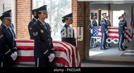 PETERSON AIR FORCE BASE, Colo - die hohe Grenze Ehrengarde ist bereit, die 6-person Flagge zu führen sie Falten in Gebäude 1465 in der Vorbereitung für einen Besuch von Oberst Douglas Schiess, 21. Space Wing Commander am 14. März 2016. Die Demonstration vorgestellt Ausbildung der Ehrengarde, Fitness, Teamwork, Präzision und militärischen Lager. Stockfoto