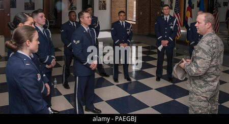 PETERSON AIR FORCE BASE, Colo-Oberst Douglas Schiess, 21. Space Wing Commander dank der hohen Grenze Ehrengarde für eine Demonstration am 1465 März 14, 2016 Gebäude durchgeführt. Die Demonstration vorgestellt Ausbildung der Ehrengarde, Fitness, Teamwork, Präzision und militärischen Lager. Stockfoto