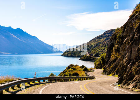 Endlose Reisen auf einer schönen, Mountain-Winding Straße in Queenstown, Neuseeland Stockfoto