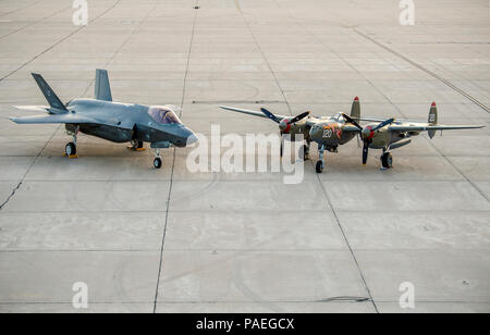 Die Lockheed F-35 Lightning II sitzt neben seinem Namensvetter, die WWII-era Lockheed P-38 Lightning auf der Flucht line des Heritage Flight Training Kurs an der Davis-Monthan AFB, Tucson, Ariz., Feb 3, 2016. (U.S. Air Force Foto von J.M. Eddins jr.) Stockfoto