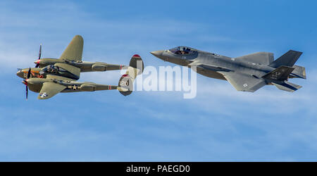 Die Lockheed F-35 Lightning II fliegen in Formation zum ersten Mal mit seinem Namensvetter, die WWII-era Lockheed P-38 Lightning während Bildung Praxis Flüge im Heritage Flight Training Kurs an der Davis-Monthan AFB, Tucson, Ariz., Feb 4, 2016. (U.S. Air Force Foto von J.M. Eddins jr.) Stockfoto