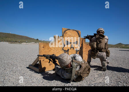 MARINE CORPS BASE CAMP Pendleton, Calif.-Lanze Cpl. Daniel Lopez (rechts), und Lance Cpl. Corey Johnson, beide mortarmen mit Waffen Firma, 3.BATAILLON, 1. Marine Regiment, 1st Marine Division, und die Studierenden mit der Städtischen Führer-Feuer ihre M4 Karabiner hinter einer Barrikade während einem Kampf Treffsicherheit Programm in Camp Pendleton am 31. März 2016. Dieser Bereich ist die erste Live-fire Bereich der Drei-wöchigen Kurs, und ist so konzipiert, dass Marines combat Treffsicherheit Fähigkeiten einschließlich Wie zu schießen, verschieben und mit einem Kumpel kommunizieren zu schärfen. (U.S. Marine Corps Foto von Cpl. Garrett White/ Stockfoto