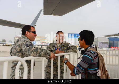 Master Sgt. Mario Munive und Leutnant Daniel Grotte, vom Houston Air National Guard, Texas, sprechen, um die Besucher über die Möglichkeiten der MQ-1 Predator während der 2016 Internationale Luft- und Raumfahrt Messe (Fidae) in Santiago de Chile, 30. März 2016. Während FIDAE, US-Flieger nahmen an in mehreren Experten Austausch mit ihren chilenischen Partnern und bewirtete auch Statische Displays und Antenne Demonstrationen der Air Show zu unterstützen. (U.S. Air Force Foto von Tech. Sgt. Heather Redman/Freigegeben) Stockfoto