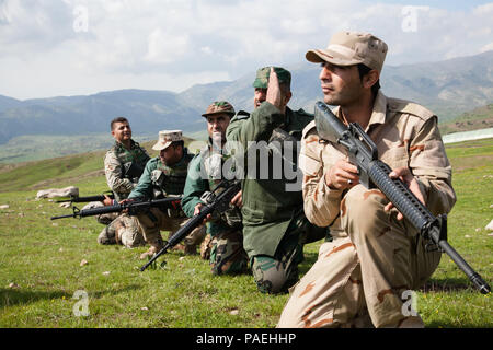 Peshmerga Soldaten verhalten taktischen Bewegungen Ausbildung unter der Aufsicht und Anleitung der niederländischen Soldaten in der Nähe von Erbil, Irak, 30. März 2016. Peshmerga Soldaten nehmen an der 10-Woche moderne Feuerwehr Kurs, der beginnt mit drei Wochen grundlegendes Infanterie Fähigkeiten bestimmt Ihr taktisches Wissen im Kampf gegen die Islamischen Staat im Irak und der Levante zu Hilfe zu verbessern. Erbil ist einer von vier Combined Joint Task Force - inhärenten Building Partner Kapazität beheben Standorte zur Ausbildung irakischer Sicherheitskräfte gewidmet. (U.S. Armee Foto von SPC. Jessica Hurst/Freigegeben) Stockfoto