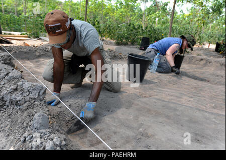 Us-Armee SPC. Terrell Carver, Links, und Staff Sgt. Samantha Brenneman, ergänzt durch die Verteidigung POW/MIA Accounting Agentur (DPAA) als recovery Unteroffiziere, Kratzen losen Schmutz aussortiert zu werden eine Ausgrabungsstätte in Tay Ninh Provinz, Vietnam, März 13, 2016. Carver ist ein Communications Specialist 130 Engineer Brigade zugeordnet, 84th Engineer Battalion, Schofield Kasernen, Hawaii stationiert. Brenneman ist einer Leichenhalle Angelegenheiten Spezialisten der 2. Brigade Support Brigade Bataillon zugeordnet, 2 Stryker Brigade Combat Team, 2 Infanterie Division stationiert am Joint Base Lewis-Mc Stockfoto