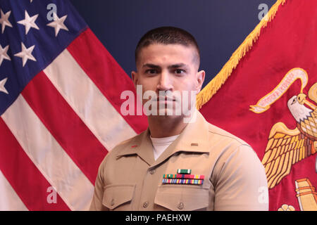 United States Marine Corps 2. Lt. Ahmed M. Khalil vor kurzem abgeschlossene permissive Temporäre zugewiesene Aufgabe mit Offiziervorwähler Team, Syracuse, N.Y., während der Wartezeit unter Logistics Officer Schule zu trainieren. Khalil ist fließend in fünf verschiedenen arabischen Dialekten und hat diese Fähigkeiten in der Vergangenheit US-Truppen zu helfen, wenn er ein Jugendlicher in Bagdad war. (U.S. Marine Corps Foto: Staff Sgt. Christopher O'Quint/Freigegeben) Stockfoto