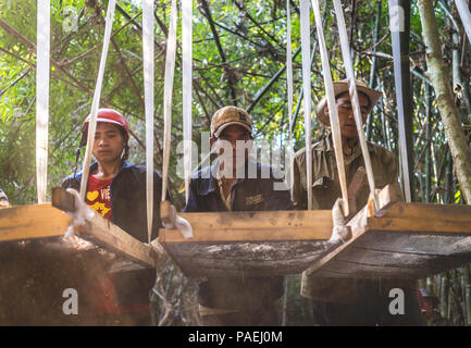 Die einheimischen Arbeiter prüfen Boden während der Suche nach bleibt während eines Recovery Mission in Dak Nong Provinz, Vietnam, 14. März 2016. Mitglieder der DPAA in die Gegend, in der Hoffnung auf die Wiederherstellung der Überreste einer Rechenschaftspflicht für US-Flieger aus dem Vietnamkrieg eingesetzt. Die Mission von DPAA ist die möglichst vollständige Buchhaltung für unsere fehlenden Personal zu ihren Familien und der Nation zu stellen. (DoD Foto von Sgt. Guzman Rodriguez, Jose H., USA/freigegeben) Stockfoto