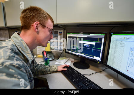 Airman 1st Class Gregory Westcott, eine Engineering Facharbeiter mit der 1 Special Operations Bauingenieur Squadron, updates Grundrisse mit einer Auto-computer-aided design bei Hurlburt Field, Fla., 30. März 2016. Die Flieger in Engineering support update Grundrisse und Zeichnungen für 20 Prozent der Infrastruktur des Base, jährlich. (U.S. Air Force Foto von älteren Flieger Jeff Parkinson) Stockfoto