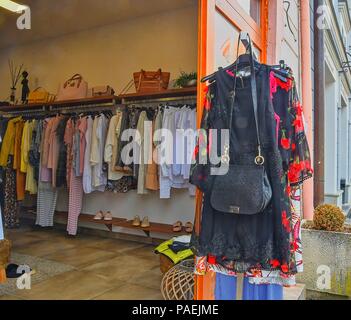 Modische Kleidung in einer Boutique zu speichern. Kleidung auf Kleiderbügel im modernen Shop Boutique. Selektive konzentrieren. Stockfoto