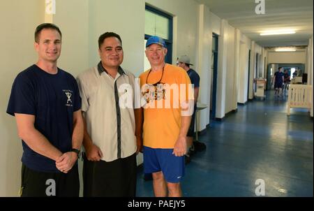 Lt.Cmdr. Brendan Harris, kommandierender Offizier der USCGC Kukui (links), wirft mit Dr. John Lee (Mitte), ein Arzt, und Leutnant Robert Stebe, Executive Officer, an der Prince Wellington Ngu Krankenhaus in Vava'u, Tonga, 17. März 2016. Während ein Port besuchen, eine Gruppe von Freiwilligen aus Kukui (WLB 203) gereinigt und spendete Reinigungsmittel im örtlichen Krankenhaus. (U.S. Coast Guard Foto von Petty Officer 2. Klasse Melissa E. McKenzie/Freigegeben) Stockfoto