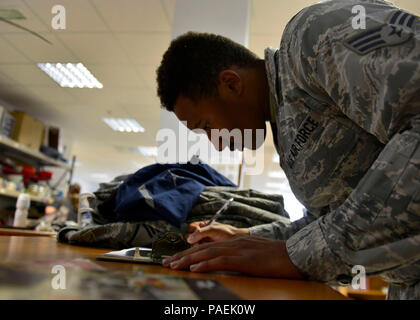 Senior Airman Ronald Sloane, 31 Logistik Bereitschaft Squadron Material Management supply Techniker, Zeichen an der Aviano Airman's Attic, 29. März 2016, in Aviano Air Base, Italien. Team Aviano Mitglieder sind verschiedene Optionen nicht benötigter Hausrat in die lokale Gemeinschaft zu spenden. (U.S. Air Force Foto von Airman 1st Class Cary Smith/Freigegeben) Stockfoto