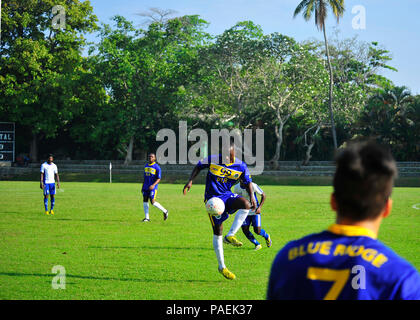 160328-N-YL 053-220 COLOMBO, Sri Lanka (28. März 2016) - Fachkraft für Lagerlogistik 2. Klasse Konado Amopoku, angeschlossen an den USA 7 Flotte Flaggschiff USS Blue Ridge (LCC 19) den Ball dribbelt während einer inter-Marine-Fußball-Spiel mit der Sri Lankan Navy. Blue Ridge ist die Durchführung einer regelmäßigen Port besuchen Sie während seiner Patrouille der Siebten Flotte, der Stärkung und Förderung der Beziehungen in der Indo-Asia-Pazifik-Region. (U.S. Marine Foto von Mass Communication Specialist 3. Klasse Don Patton/freigegeben) Stockfoto