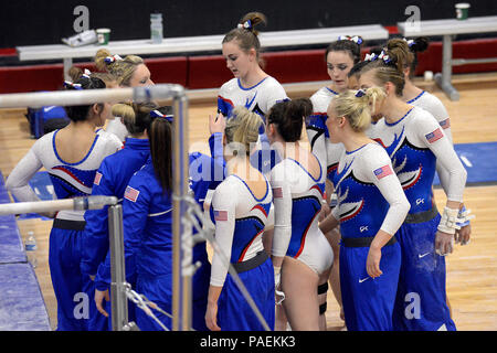 Der US Air Force Academy Frauen Gymnastik Team schließt sich vor Beginn der stufenbarren Routine, wie Sie bewirten die endgültige Home Treffen der Jahreszeit in West Gym 6. März der Akademie, 2016, in Colorado Springs, Colorado. Die Falken beendete Dritte zu 19 - geordnete Minnesota und 13 - geordnete Denver. (U.S. Air Force Foto/Mike Kaplan) (freigegeben) Stockfoto