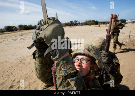 Ein U.S. Marine Corps mit Firma A, 1 Recruit Training Bataillon, rekrutieren Training Regiment rekrutieren, legt ein Bajonett zu einem Gummi Gewehr während des Bajonett Angriff Kurs an Bord Marine Corps Recruit Depot San Diego, Calif., 29. März 2016. Der Kurs vertraut gemacht Rekruten mit nahkampftechniken mit der M16A4-Gewehr. (U.S. Marine Corps Foto von Lance Cpl. Erick J. ClarosVillalta/Freigegeben) Stockfoto