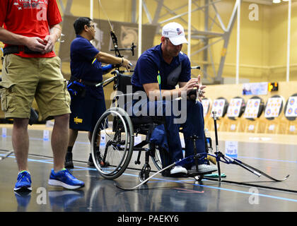 WEST POINT, N.Y. (17. Juni 2016)--Marine Veteran Joseph Derbak, ein pensionierter Hospital Corpsman 2.Klasse, bereitet sich auf Bogenschießen bei den Spielen 2016 DoD Krieger an der US Military Academy in West Point, New York, Juni 17 statt. DoD Krieger Spiele, ist Juni 15-21, eine adaptive Sportwettkampf Veteranen und Verwundeten, Kranken und verletzten Angehörige. Athleten die Teams aus der Armee, Marine Corps, Marine, Luftwaffe, konkurrieren Special Operations Command und den Streitkräften des Vereinigten Königreichs im Bogenschießen, Radfahren, Leichtathletik, schießen, sitzen Volleyball, Schwimmen und Rollstuhl-Korb Stockfoto