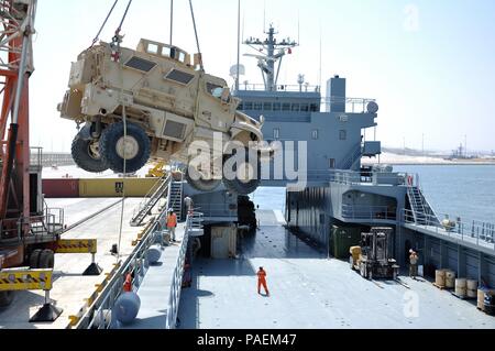 Armee Mariners mit der 1099Th Transport Loslösung der SP4 James A. Loux, Logistik Unterstützung Fahrzeug-6, laden eine Armee Fahrzeug auf dem Hauptdeck während einer Mission zu Port Salalah, Oman, 6. März 2016. Eine Armee LSV können über ein Dutzend US-Army M1 Kampfpanzer halten. Stockfoto