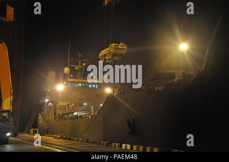 Armee Mariners mit der 1099Th Transport Loslösung der SP4 James A. Loux, Logistik Unterstützung Fahrzeug-6, Laden einer Armee Fahrzeug auf dem Hauptdeck während einer Mission zu Port Salalah, Oman März 6, 2016. Eine Armee LSV ist speziell für jedes Fahrzeug, das von der US-Armee zu halten. Stockfoto