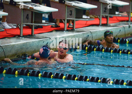 POINT, NEW YORK (20. Juni 2016) U.S. Navy veteran Aviation Elektriker Mate's 3.Klasse Michael Roggio, ein Athlet mit Team Marine, feiert mit dem US Marine Corps Cpl. Jeffrey Rea, ein Athlet mit Team Marine Corps, nach der Männer 100 Yard freestyle von Wärme, die bei einem Wettbewerb innerhalb Arvin Turnhalle an der US-Militärakademie in West Point, New York als Teil der Abteilung 2016 der Verteidigung Krieger Spiele entfernt. Der Krieger Spiele ist eine jährliche Paralympic-Typ, bei dem verletzten Veteranen der Armee, Marine Corps, Navy, Küstenwache, Air Force Special Operations Command und der United Ki Stockfoto