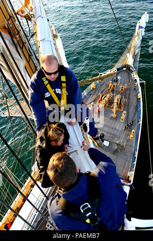 Coast Guard Cutter Eagle Crewmitglieder reparieren Segel beschädigt während in den Atlantischen Ozean, Mittwoch, 23. März 2016 im Gange. Besatzungsmitglieder sind geschult auf See erlittene Schäden zu reparieren. U.S. Coast Guard Foto von Petty Officer 2. Klasse Matthew S. Masaschi. Stockfoto