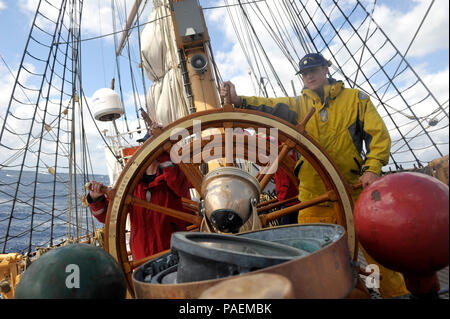 Coast Guard Cutter Eagle Crewmitglieder und Offizier Kandidaten arbeiten zusammen wie Eagle Segel durch starken Wind und hoher See im Atlantik, Montag, 21. März 2016. Es nimmt alle verfügbaren Hände an Deck die Linien, Segel und der dreirädrige Helm an Bord der Adler zu behandeln. U.S. Coast Guard Foto von Petty Officer 2. Klasse Matthew S. Masaschi. Stockfoto