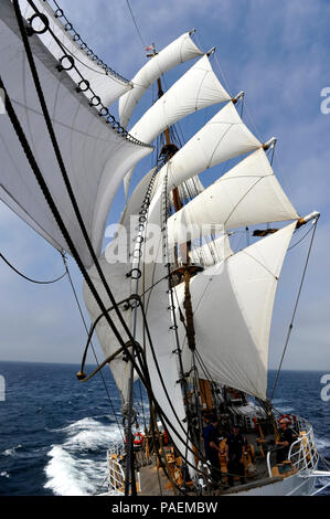 Coast Guard Cutter Eagle Crewmitglieder segeln entlang des Atlantischen Ozeans unter vollen Segeln, Sonntag, den 20. März 2016. Eagle ist die einzige aktive segeln Schiff der US-Streitkräfte. U.S. Coast Guard Foto von Petty Officer 2. Klasse Matthew S. Masaschi. Stockfoto