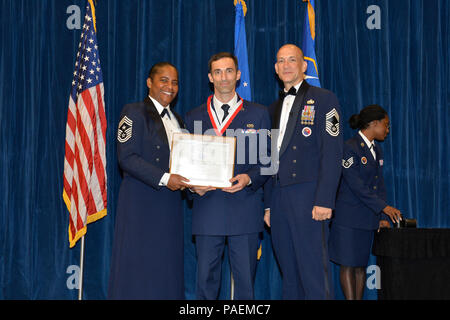 Senior Airman Andrew Hall, rechts, erhält den Distinguished Graduate Award für Flieger-führung Schule Klasse 16-7 von Chief Master Sgt. Shelina Frey, Command Chief Master Sgt. von Air Mobility Command, und Chief Master Sgt. Edward Walden, Sr., Kommandant der Paul H. Lankford Soldaten PME-Center, hier, 12.08.11, 2016, an der I. G. Brown Training und Education Center. Der Distinguished graduate Award wird an Studenten in den oberen 10 Prozent der Klasse vorgestellt. (U.S. Air National Guard Foto von Master Sgt. Jerry D. Harlan/Freigegeben) Stockfoto