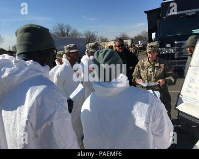 Soldaten der 48th CBRN-Brigade, Fort Hood, Texas, unterstützen die Prominenten Jagd Übungen in Bensalem, Pennsylanvina März 22. Die Ausübung, Prominente Hunt 16-1, fand in der Nähe von Philadelphia und umfassende Zusammenarbeit zwischen Bundes- und lokalen Partnern, einschließlich der Polizei von Philadelphia und das FBI (FBI) Philadelphia Field Office beteiligt. Stockfoto