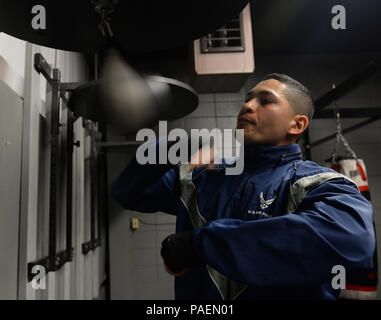 Erster Leutnant Christian Torres, 81st Comptroller Squadron Deputy Project Officer, schlägt einen Speed Bag am Dreieck Fitnessraum, 3. März 2016, Keesler Air Force Base, Fräulein Torres im Freizeitbereich mit der gesetzlich zulässigen Überlandgeschwindigkeit boxed und hatten die Gelegenheit, ein professioneller Boxer geworden, jedoch wegen der Familie braucht er seine aktuellen Pfad in der US Air Force. (U.S. Air Force Foto von Airman 1st Class Travis Beihl) Stockfoto