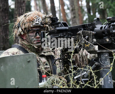 Die US-Armee Fallschirmjäger von Delta Unternehmen, 1.BATAILLON, 503Rd Infanterie Regiment, 173Rd Airborne Brigade setzt auf Sicherheit Als seine Kompanie in einer defensiven Haltung in Hohenfels, Deutschland am 23. März 2017 legt. Stockfoto