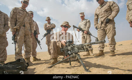 CAMP BEUHRING, Kuwait (5. März 2017) US Marine Lance Cpl. Alexander Seick, einen Communications Specialist mit Combat Logistik Bataillon 11, 11 Marine Expeditionary Unit (MEU), schließt den Einzug eines M240B medium Maschinengewehr nach Durchführung einer Funktionen Kontrolle bei einer Erhaltung Training in der Nähe von Camp Beuhring, Kuwait, März 5. Marines können hohe Rate der M240-B Brand unterdrückerische Brände, Machens feindliche Bedrohungen, während sie auf dem Weg zu einem Ziel. Die 11 MEU unterstützt derzeit Mission US 5 Flotte zur Förderung von Stabilität und Sicherheit und in der Region halten. Stockfoto