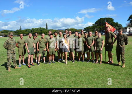 PEARL HARBOR - HICKAM, Hawaii (Feb. 19, 2016) Am 13.02.19, Personal vom Marine Corps Ingenieure, Marine Corps Base Hawaii, Kaneohe, in den 2016 Seabee Olympics Feb.19 am Feld, Joint Base Pearl Harbor-Hickam teilgenommen. Stockfoto