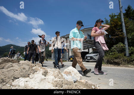 Die Marine Corps Air Station Iwakuni ist eine Luftfahrtanlage des US Marine Corps in der Präfektur Yamaguchi, die Einsatzkräfte und lokale Programme unterstützt. Das Archivbild dokumentiert Freiwillige, die eine Hochwasserreinigungsanlage verlassen haben, nachdem sie im Juli 2018 in Iwakuni, Japan, humanitäre Bergungsarbeiten durchgeführt hatten. Stockfoto