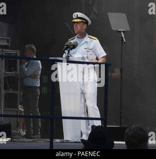 (1. Juli 2017) Leiter der Marineoperationen Adm. John Richardson liefert Eröffnungsrede auf dem Verteidigungsministerium (DoD) Krieger spielen während der Eröffnungsfeier am Soldat-Feld in Chicago. Der Krieger Spiele laufen bis Juli 8. Die Athleten werden ihre Fähigkeiten testen in sieben adaptive Sport: Bogenschießen, Radfahren, Leichtathletik, Schießen, Sitzen, Volleyball, Schwimmen und Rollstuhl Basketball. Team Navy besteht aus Sportlern aus Navy verwundeten Krieger - Safe Harbor, einzige Organisation der Marine, die für die Koordination der nicht-medizinischen Versorgung schwer Verwundete, Kranke und Verletzte Segler und Küstenwache Stockfoto